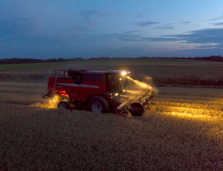 Technology-and-innovation-Combines-MF_7342ACTIVA_WORKING_DRONE_FR_05