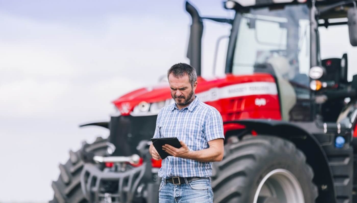 Technik před traktorem Massey Ferguson Technik před traktorem Massey Ferguson